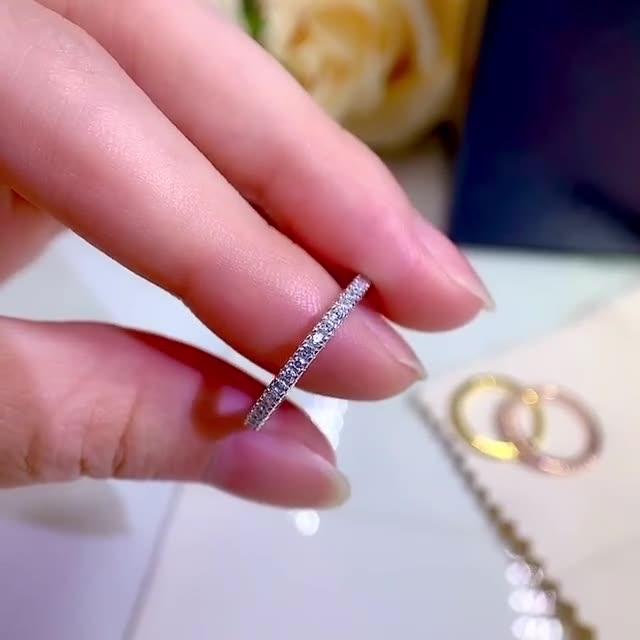 Alena – Anello eterno stretto con pietre brillanti.