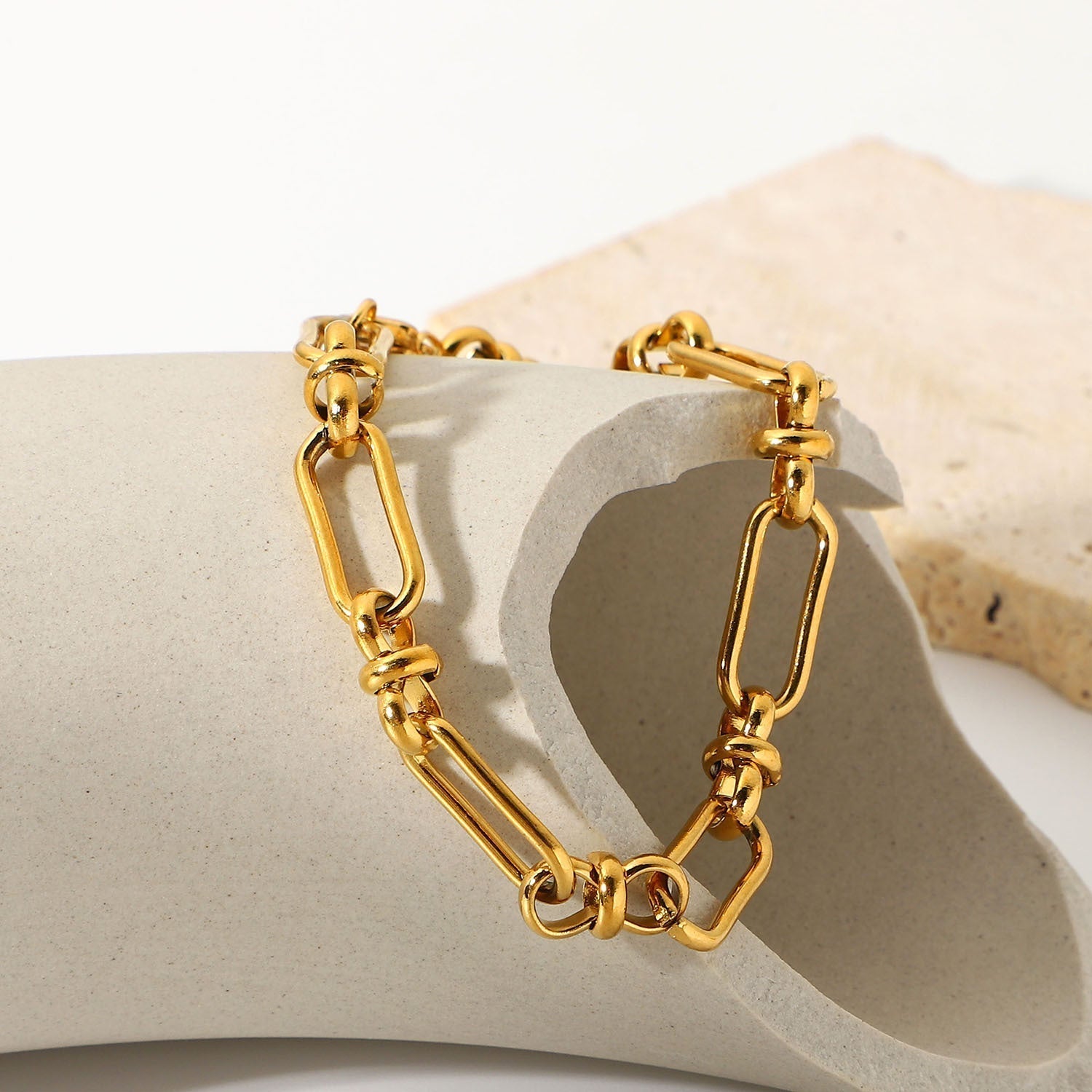 Marisa – Bracciale in oro con una sottile struttura doppia.