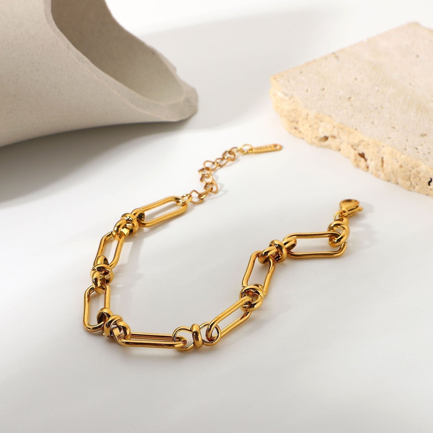 Marisa – Bracciale in oro con una sottile struttura doppia.