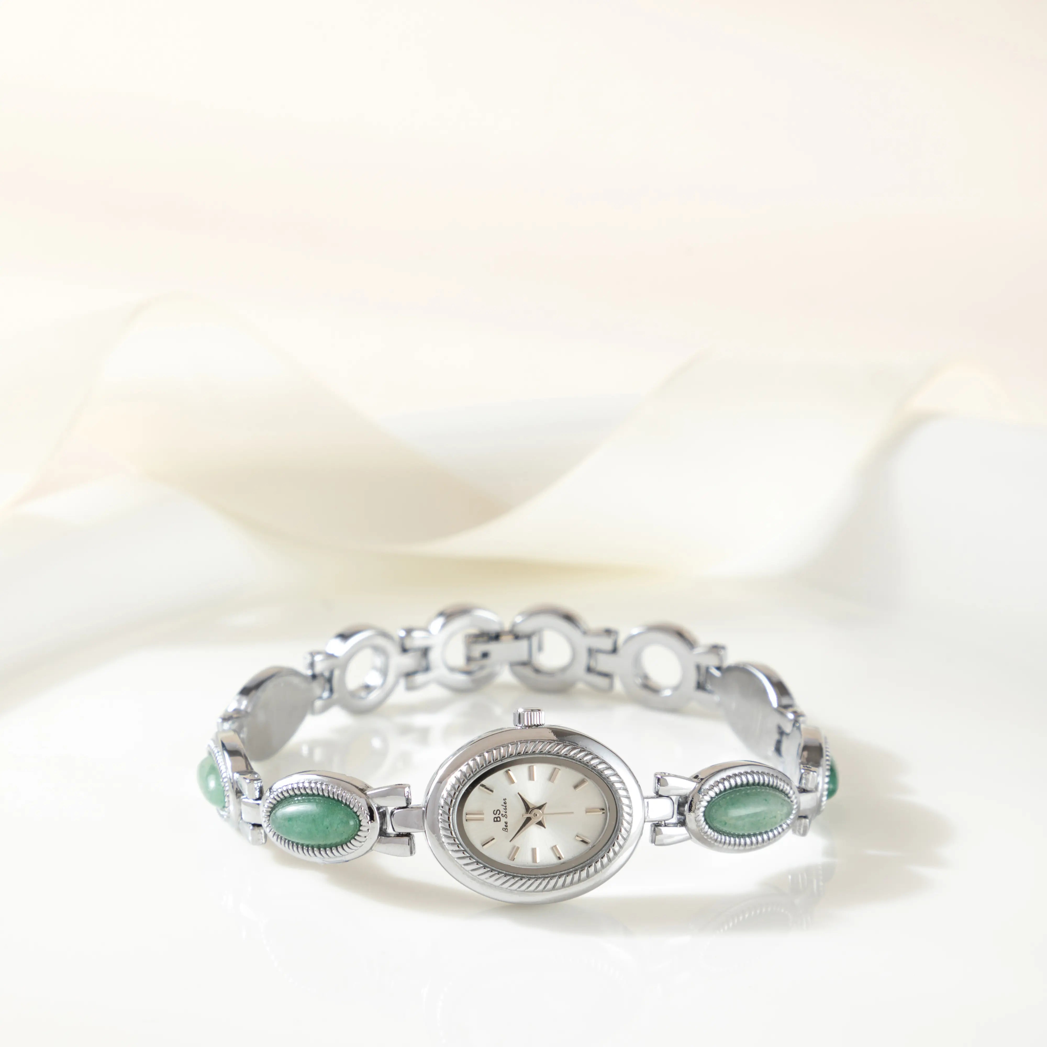 Clara – Orologio dorato con cassa allungata