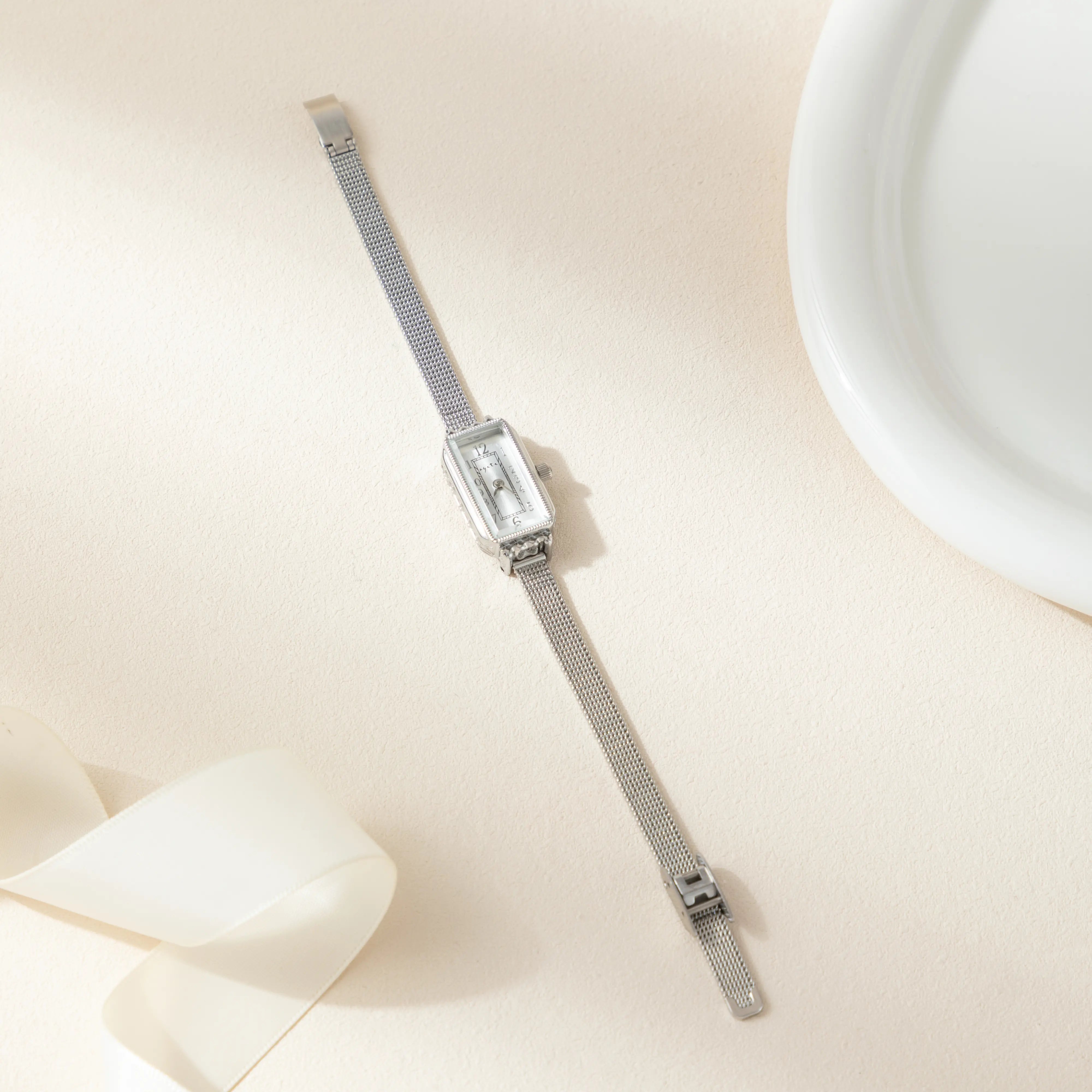 Theoresa – Orologio dorato con quadrante rettangolare.