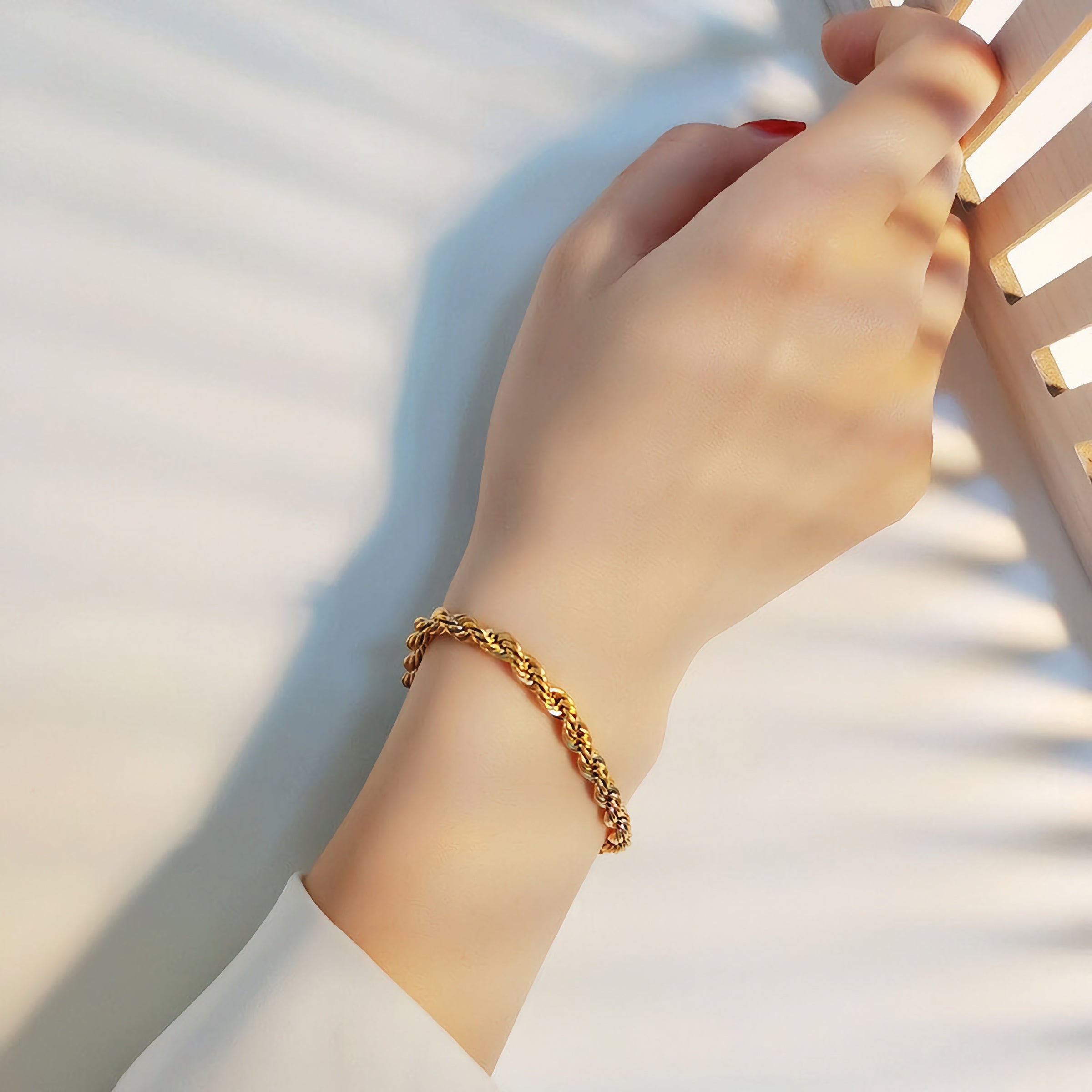 Lena – Bracciale d'oro con struttura sottile in corda