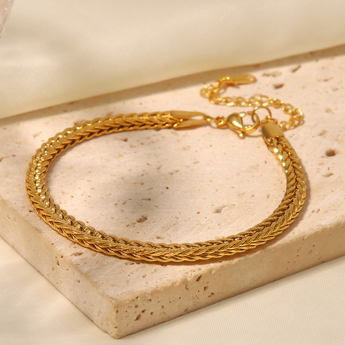 Katerina – Bracciale d'oro sottile con design semplice.