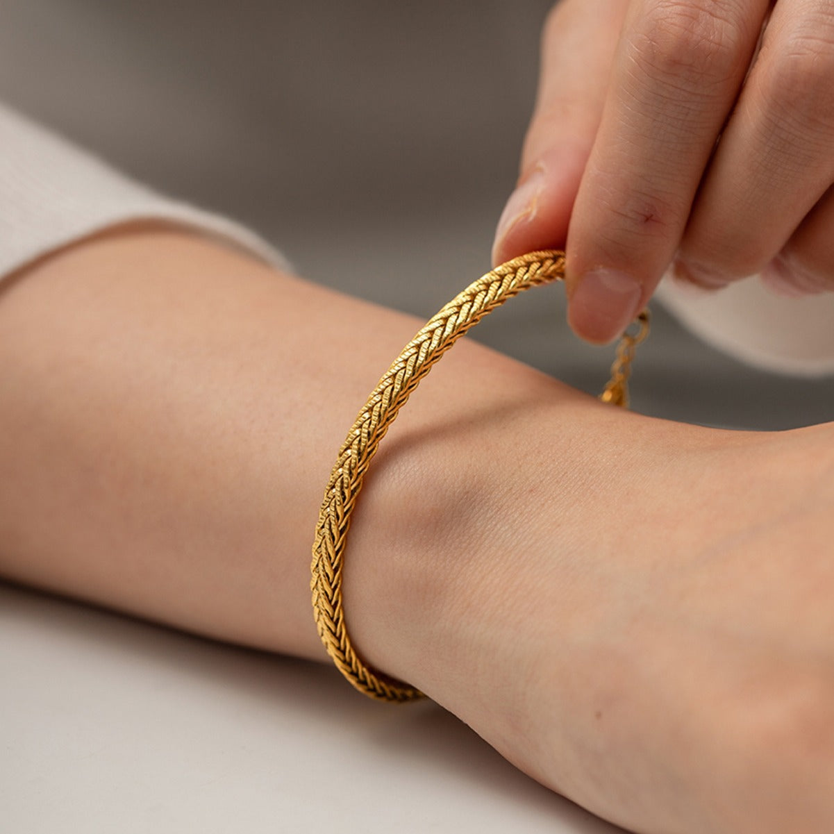 Katerina – Bracciale d'oro sottile con design semplice.
