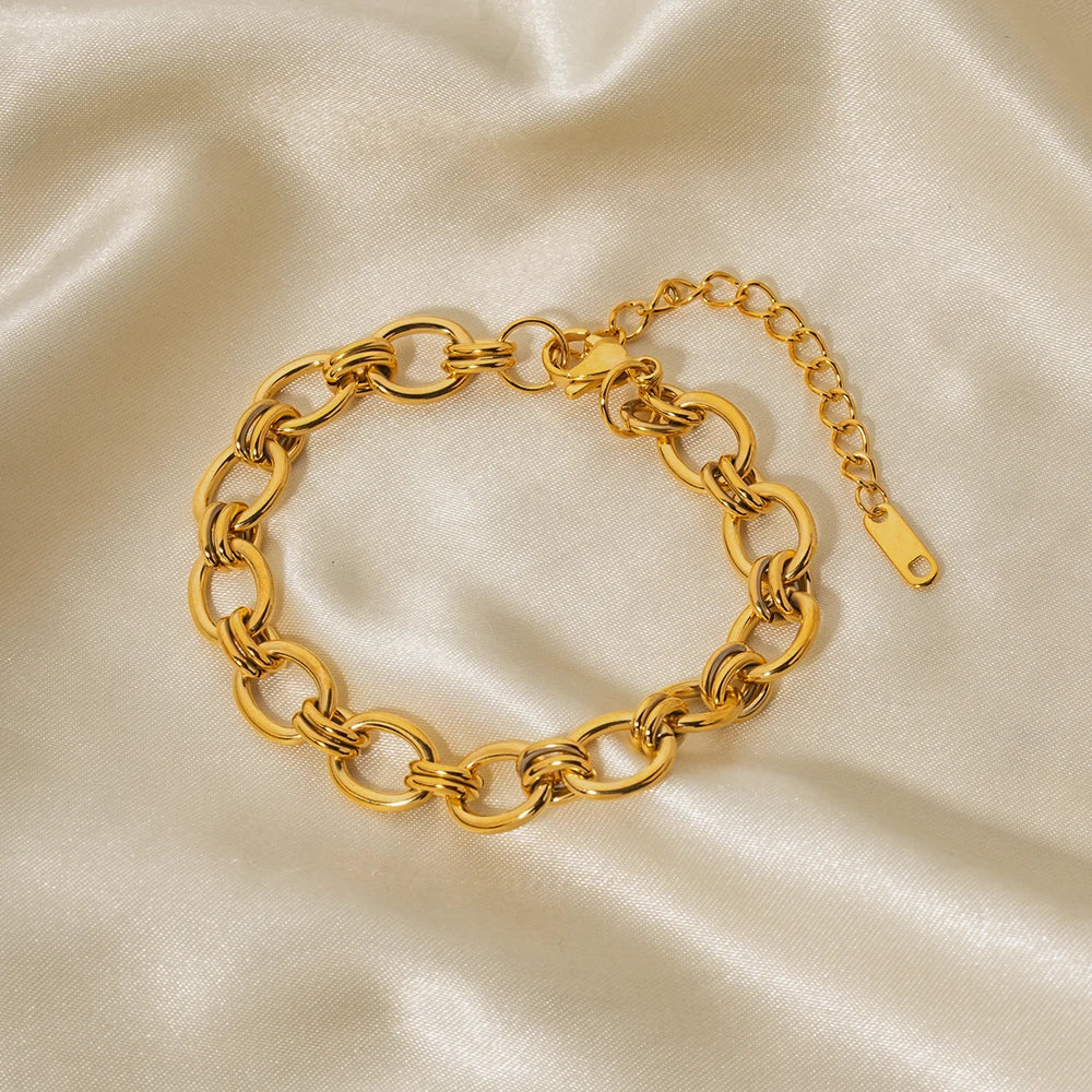 Johanna – Bracciale sottile in oro con dettagli di charm