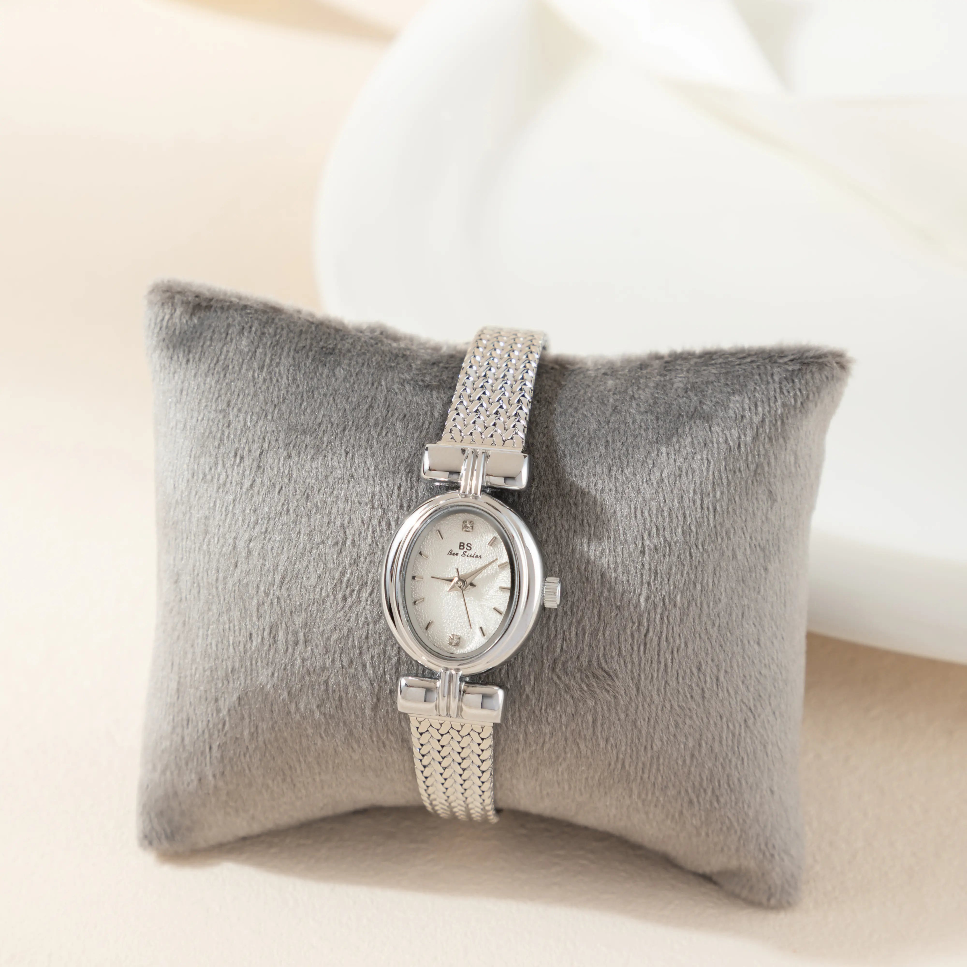 Selina – Orologio dorato con design ovale