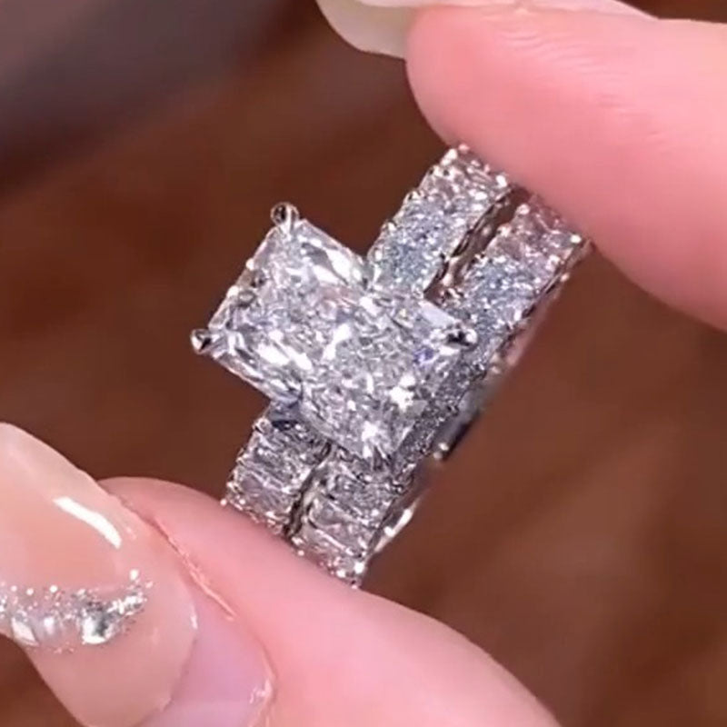 Katerina – Anello con diamante e intensa taglio baguette.