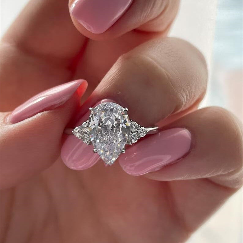 Clarissa – Anello con diamante a forma di goccia con finitura dorata