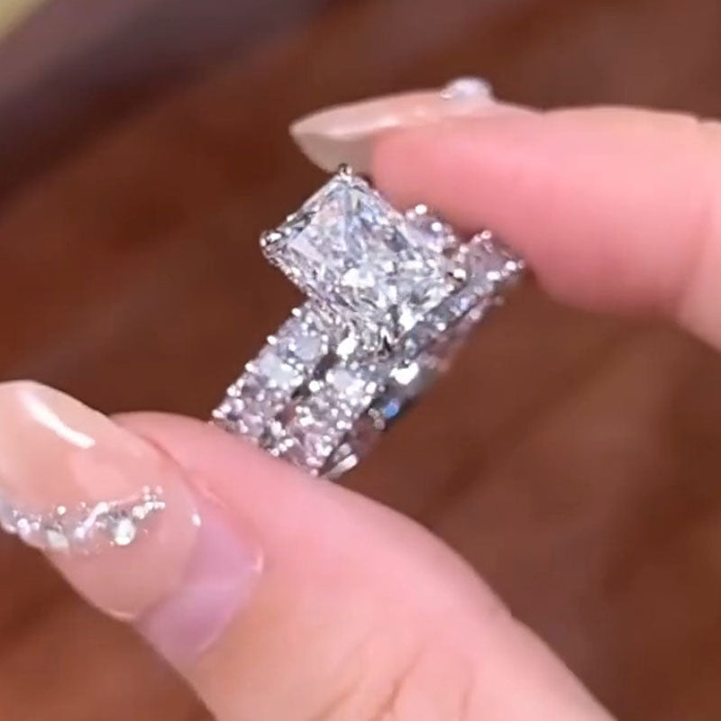 Katerina – Anello con diamante e intensa taglio baguette.