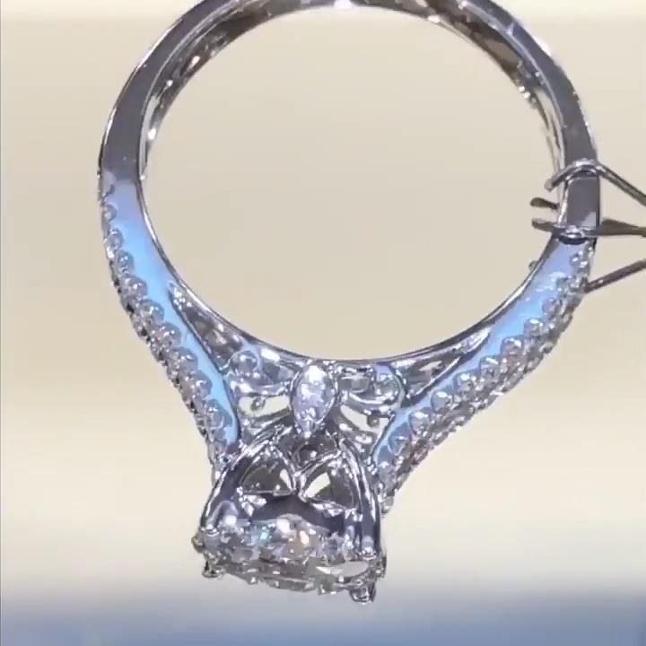 Beatrix – Anello doppio con rivestimento pavé.