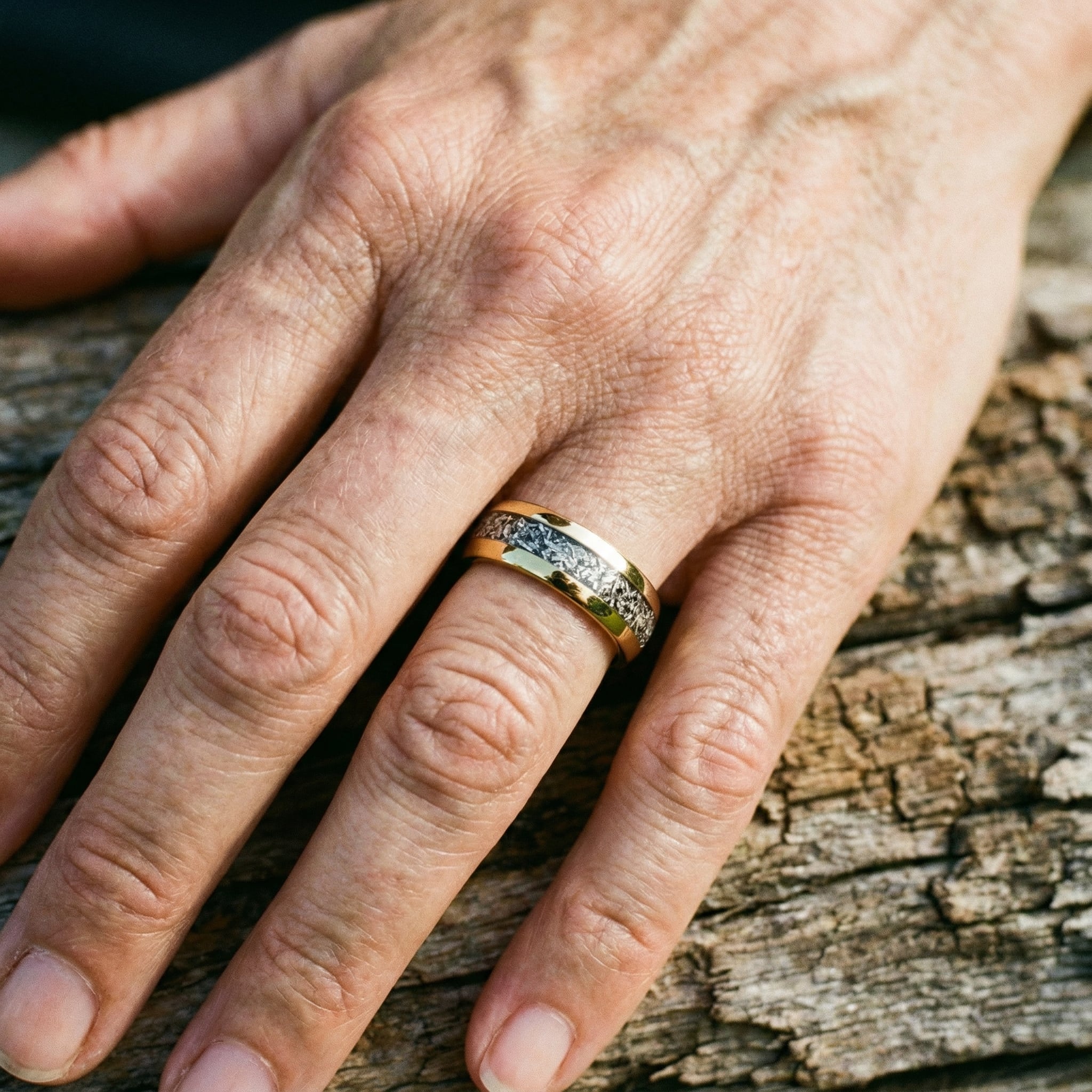 Anello con brillanti inserti dorati