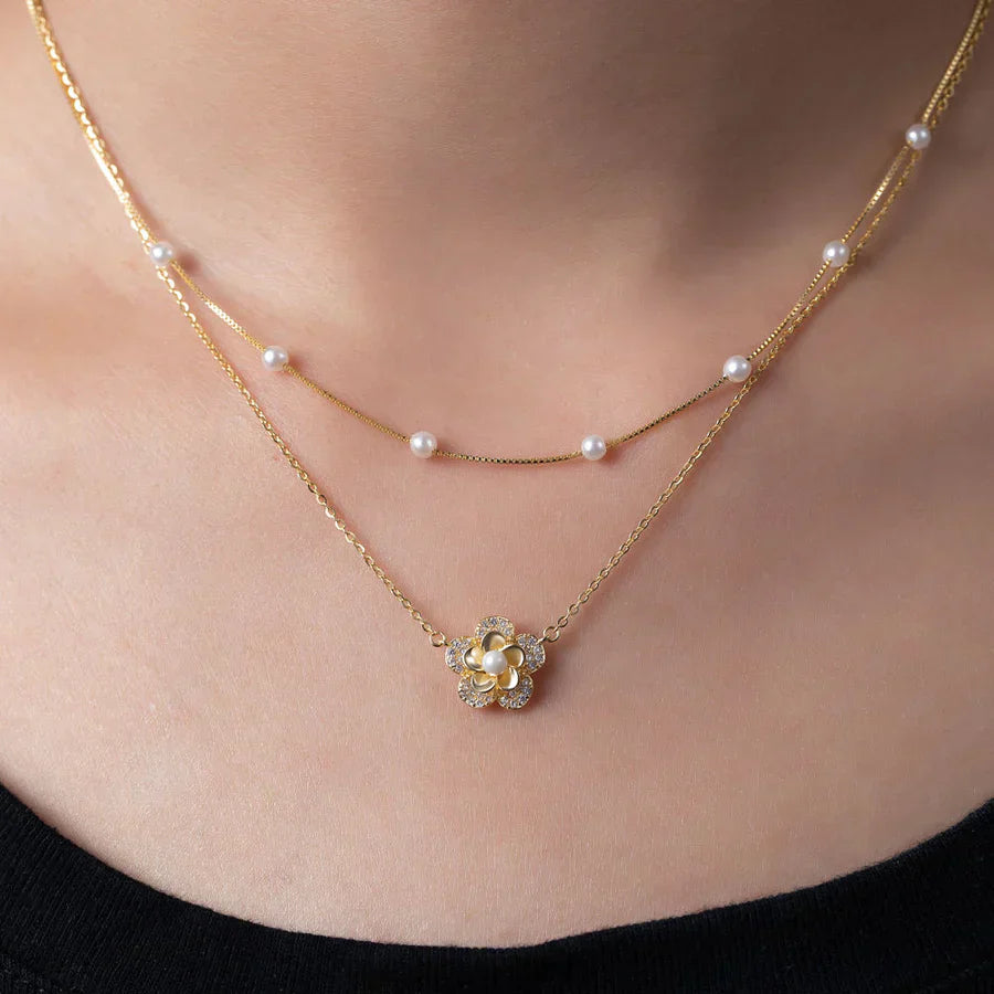 Collana di fiori con perle doppie