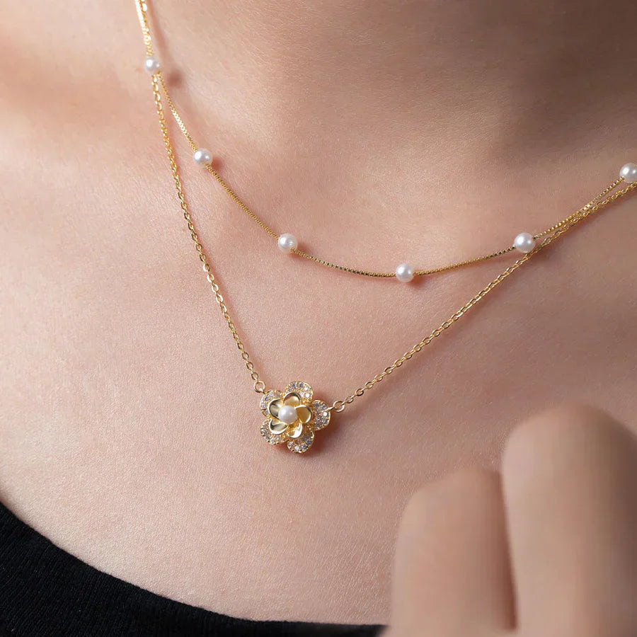 Collana di fiori con perle doppie