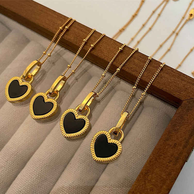 Collana con Pendente Nero e Bianco a Forma di Cuore in Oro