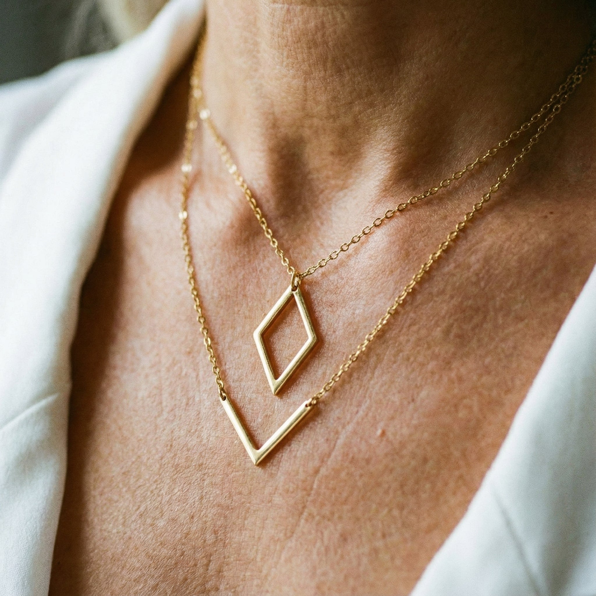 Collana elegante con pendente geometrico a forma di V