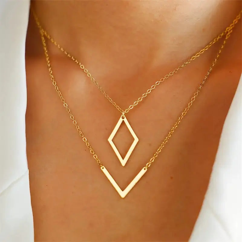 Collana elegante con pendente geometrico a forma di V