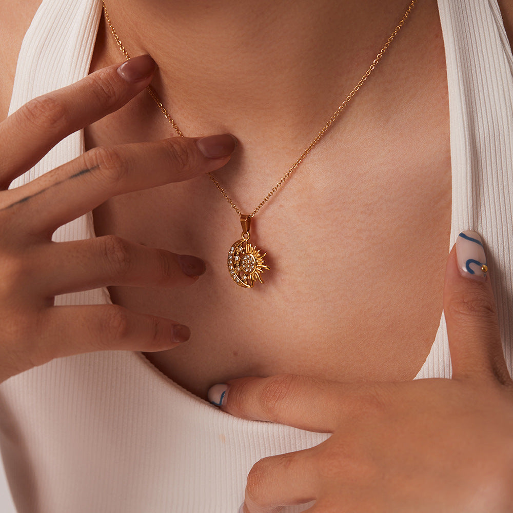 Alzbeta – Collana d'oro con piccoli pendenti simbolici