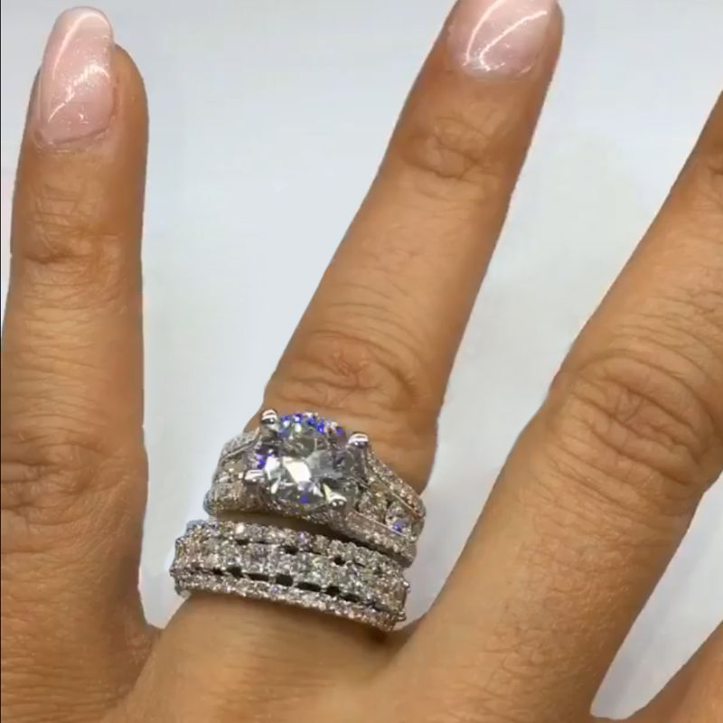 Anello largo con diamante e superficie brillante