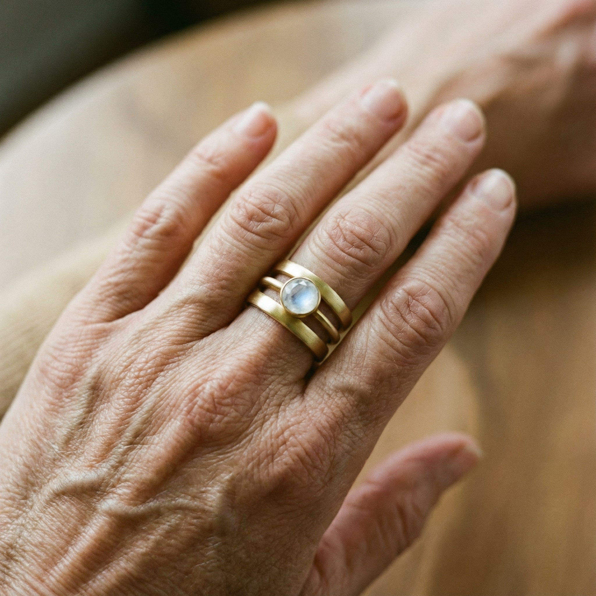 Anello Retro in Oro con Pietre di Luna Incorporate