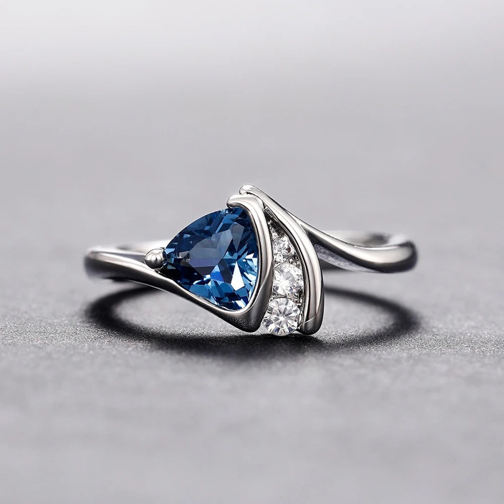 Anello retro in argento con pietra blu triangolare