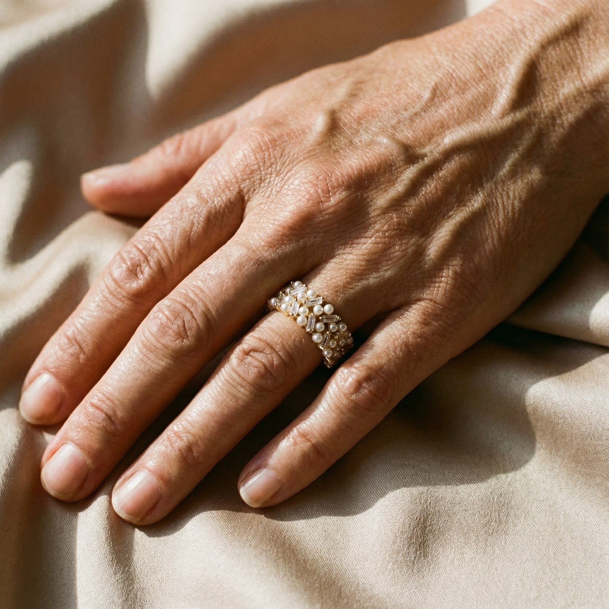 Anello retrò regolabile con perle e cristalli dorati