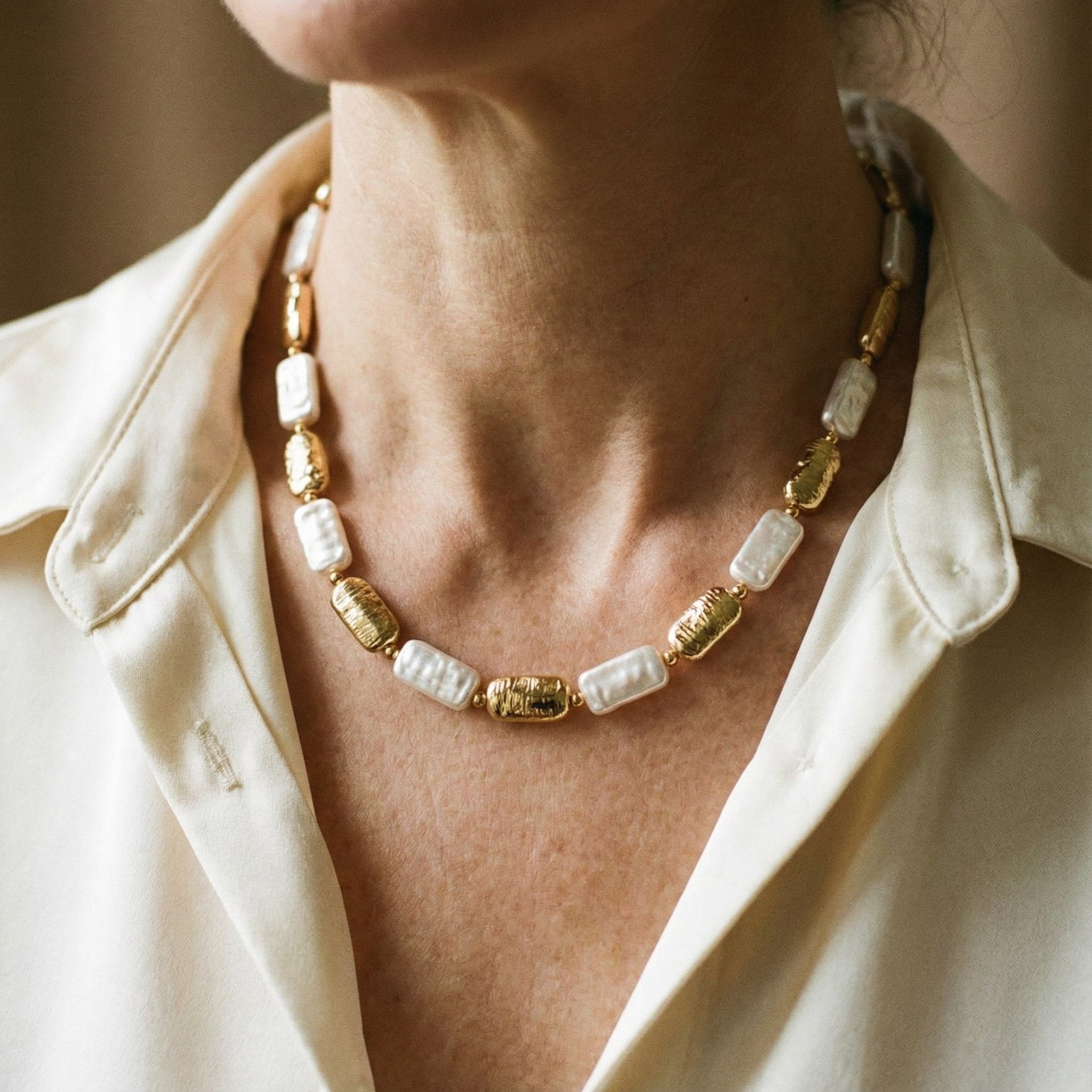 Collana vintage con perle rettangolari dorate e bianche