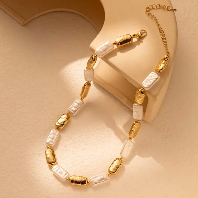 Collana vintage con perle rettangolari dorate e bianche