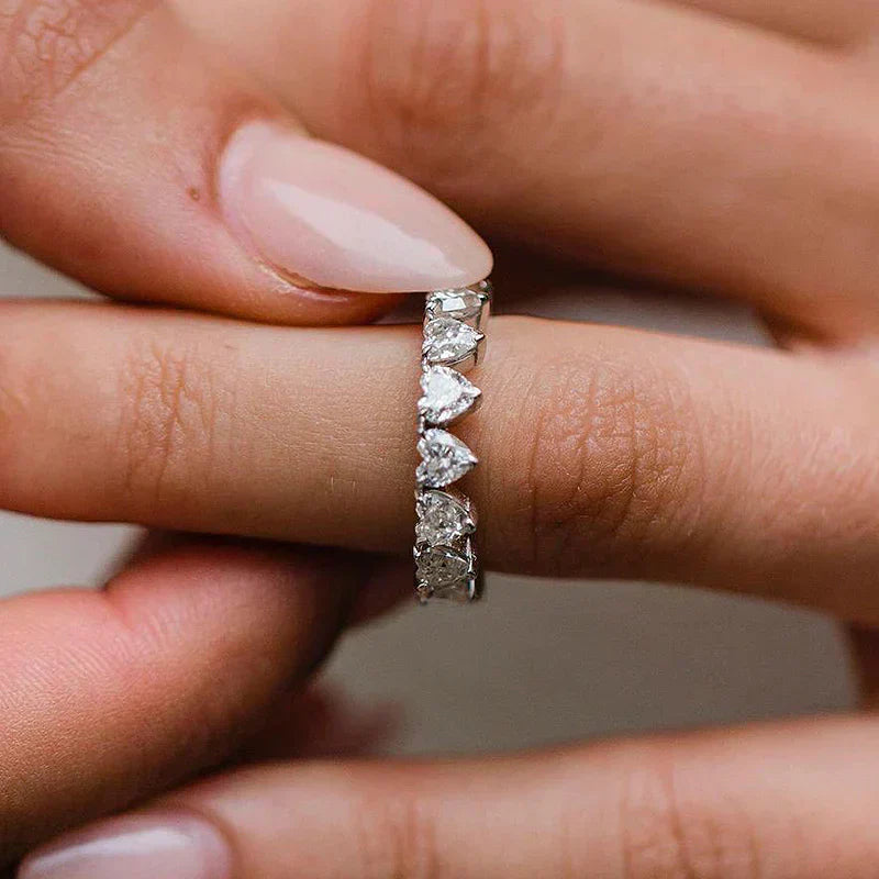 Fiona – Anello di diamante con un sottile bordo scintillante.