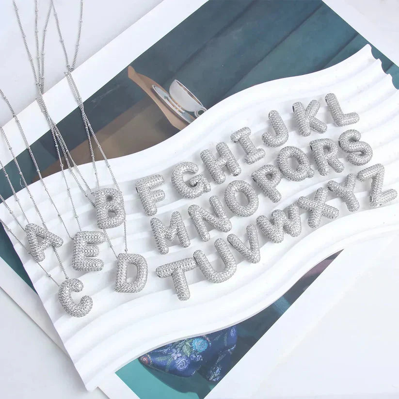 Collana con lettere pendenti