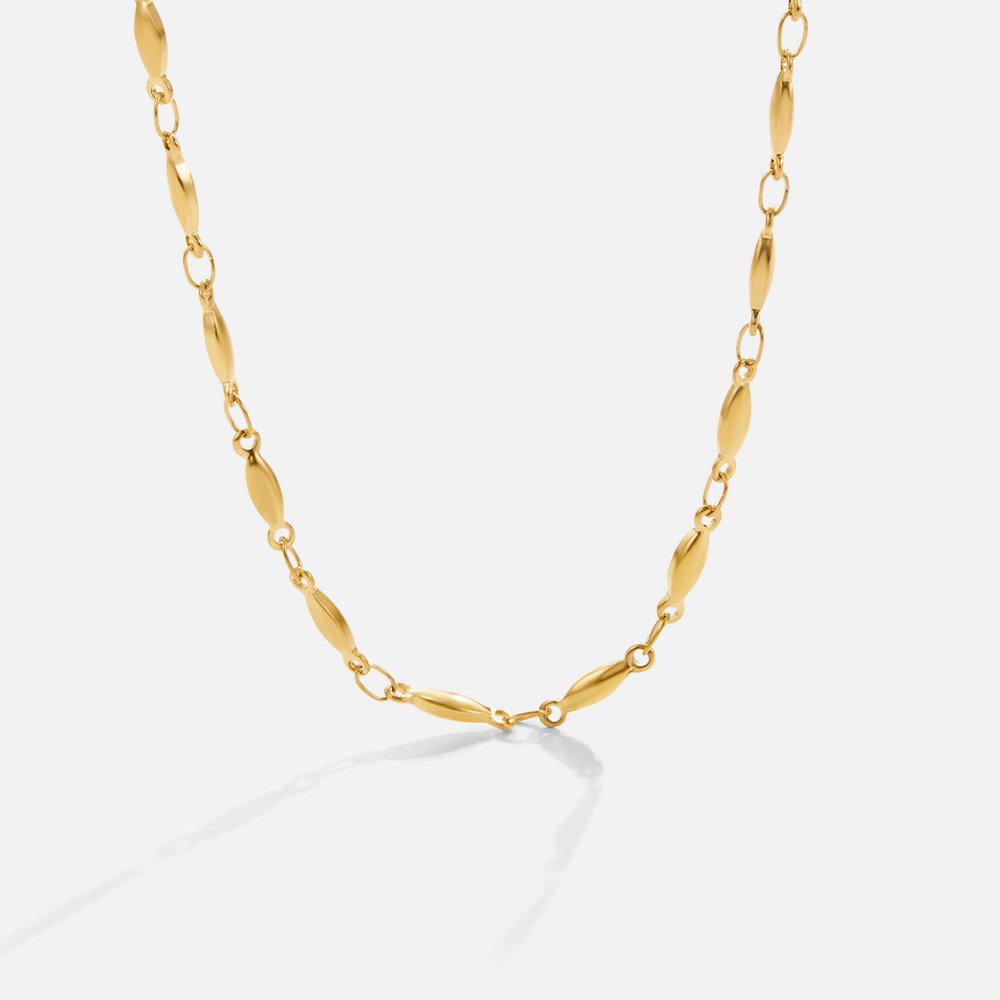 Maddalena – Sottile collana d'oro con anelli discreti.