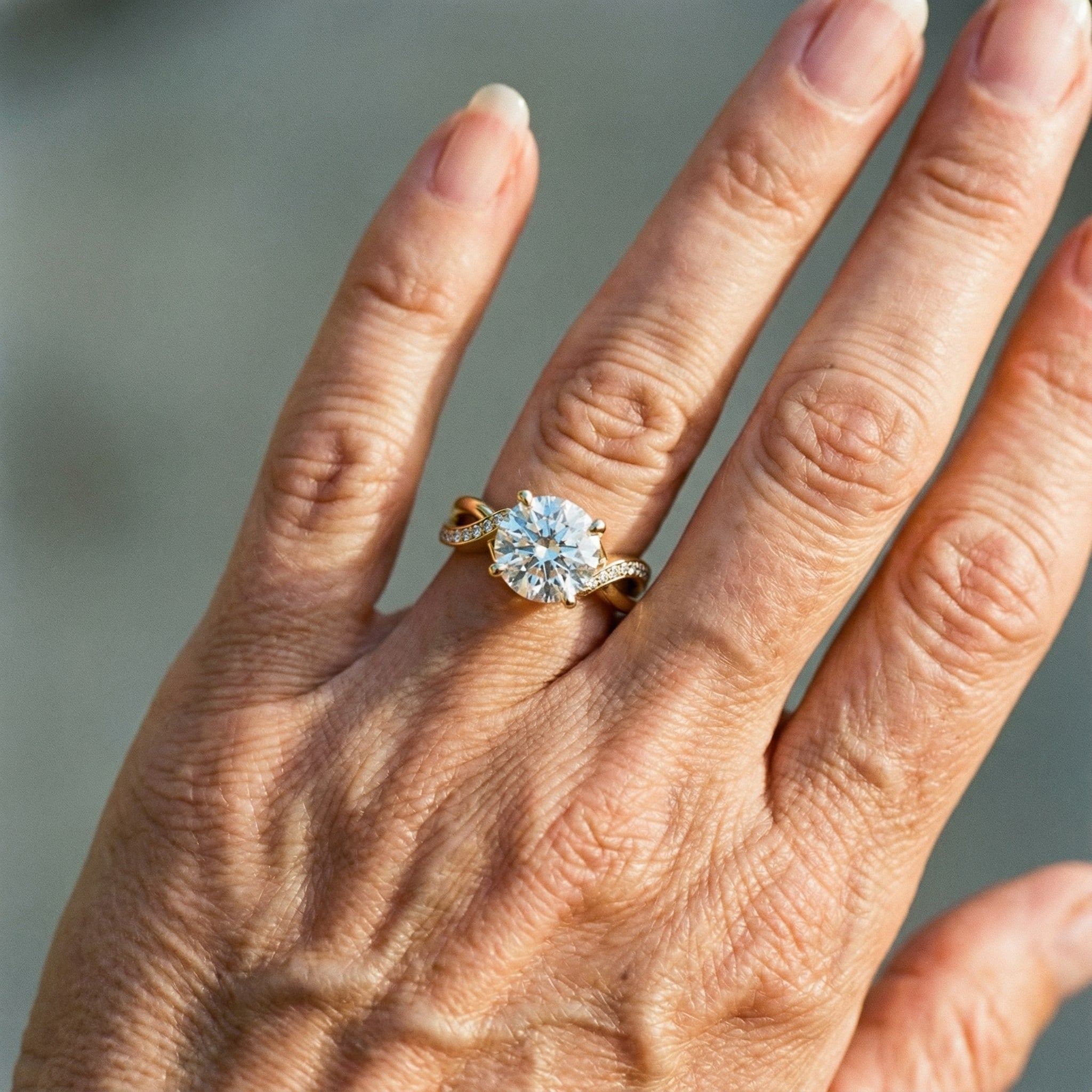 Anello vintage in oro con zirconia