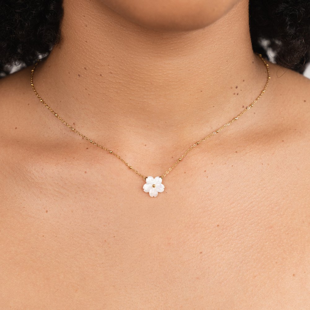 Alena – Collana d'oro con fiore pendente.