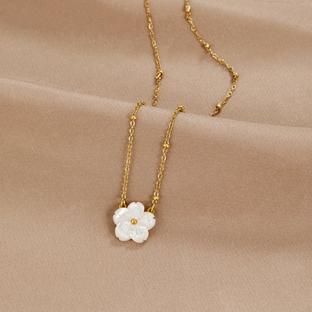 Alena – Collana d'oro con fiore pendente.