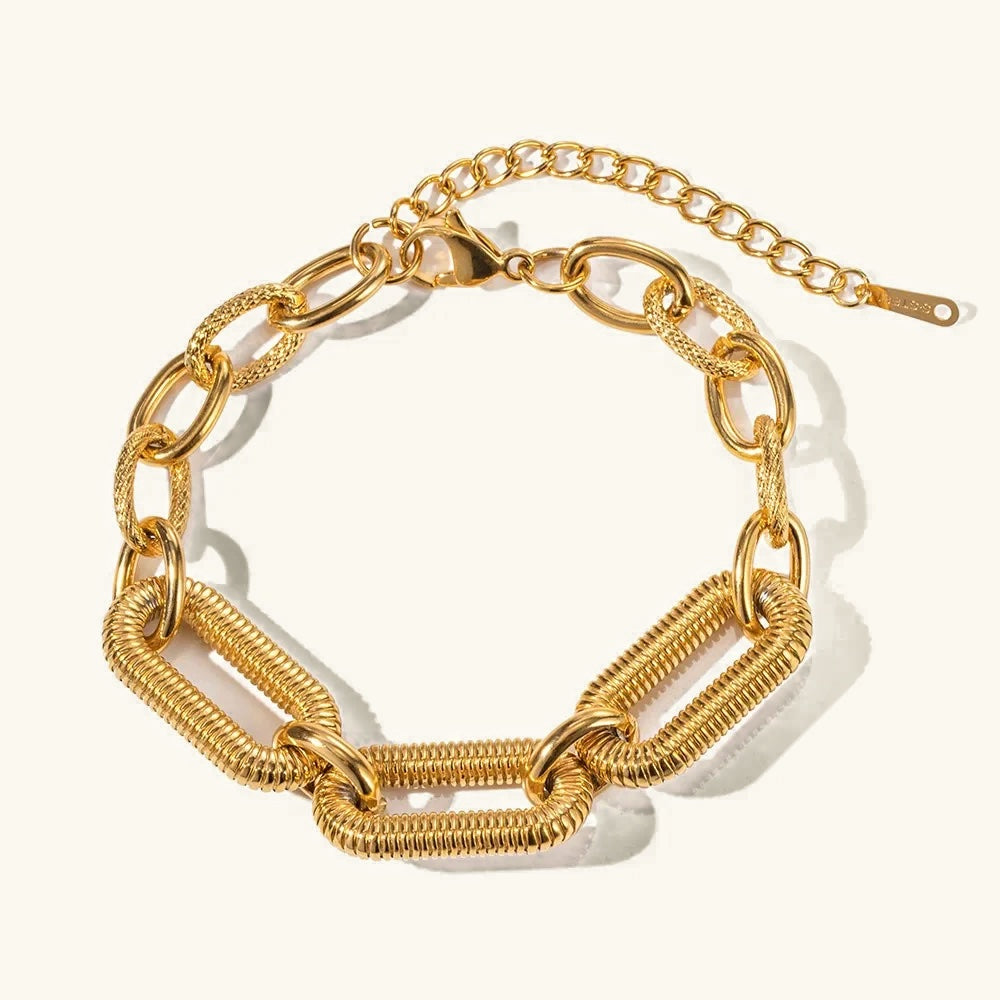 Clara – Bracciale d'oro con design sottile.