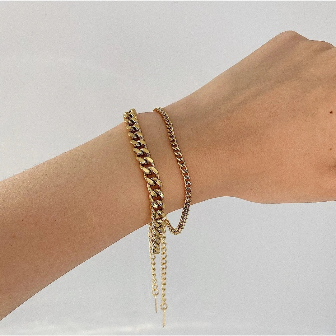 Sophie – Bracciale sottile in oro con pendente discreto.