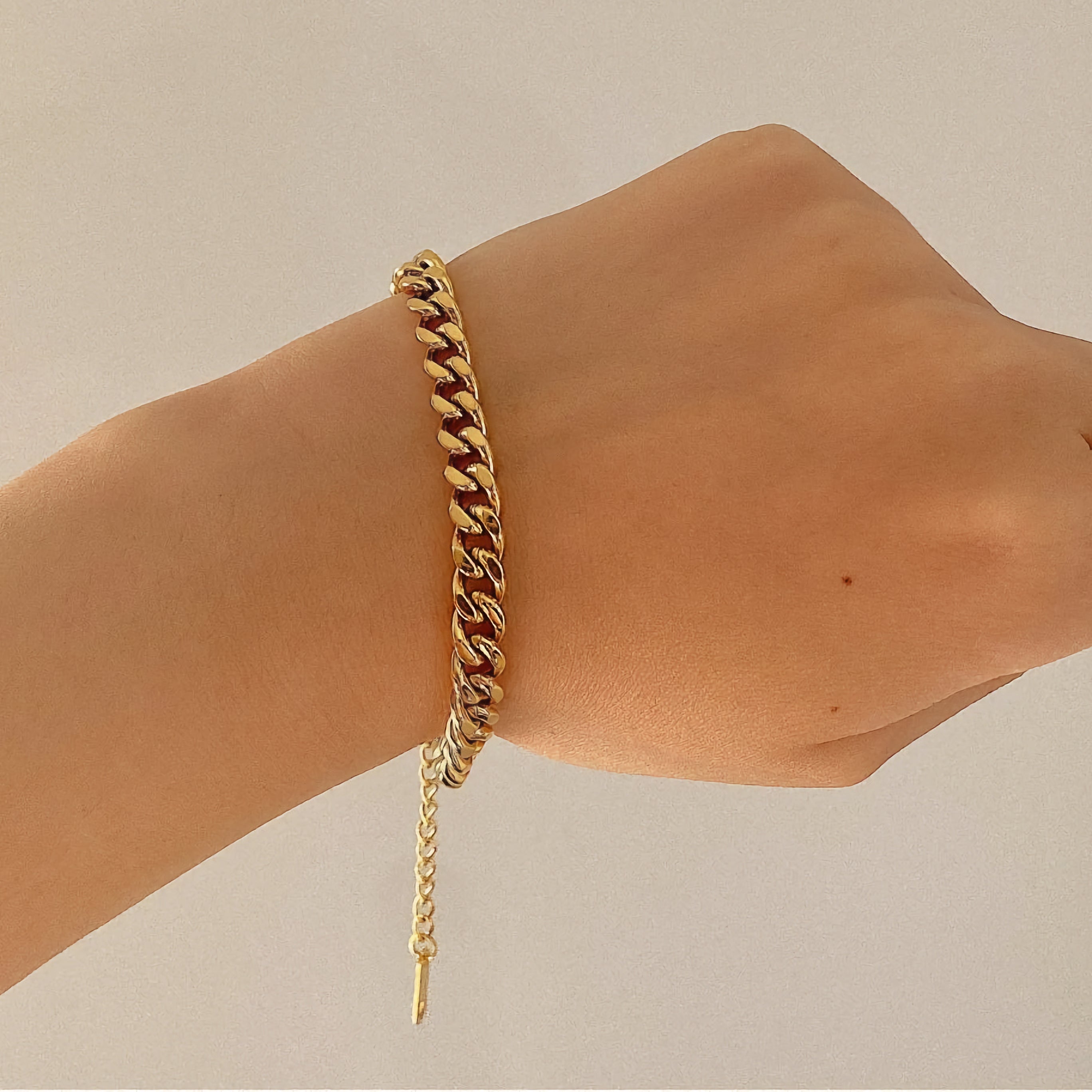 Sophie – Bracciale sottile in oro con pendente discreto.