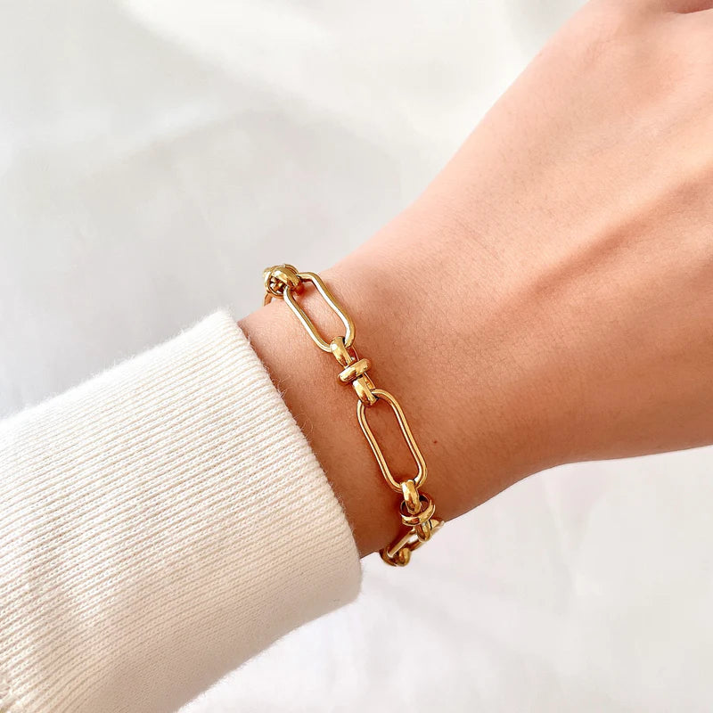 Marisa – Bracciale in oro con una sottile struttura doppia.