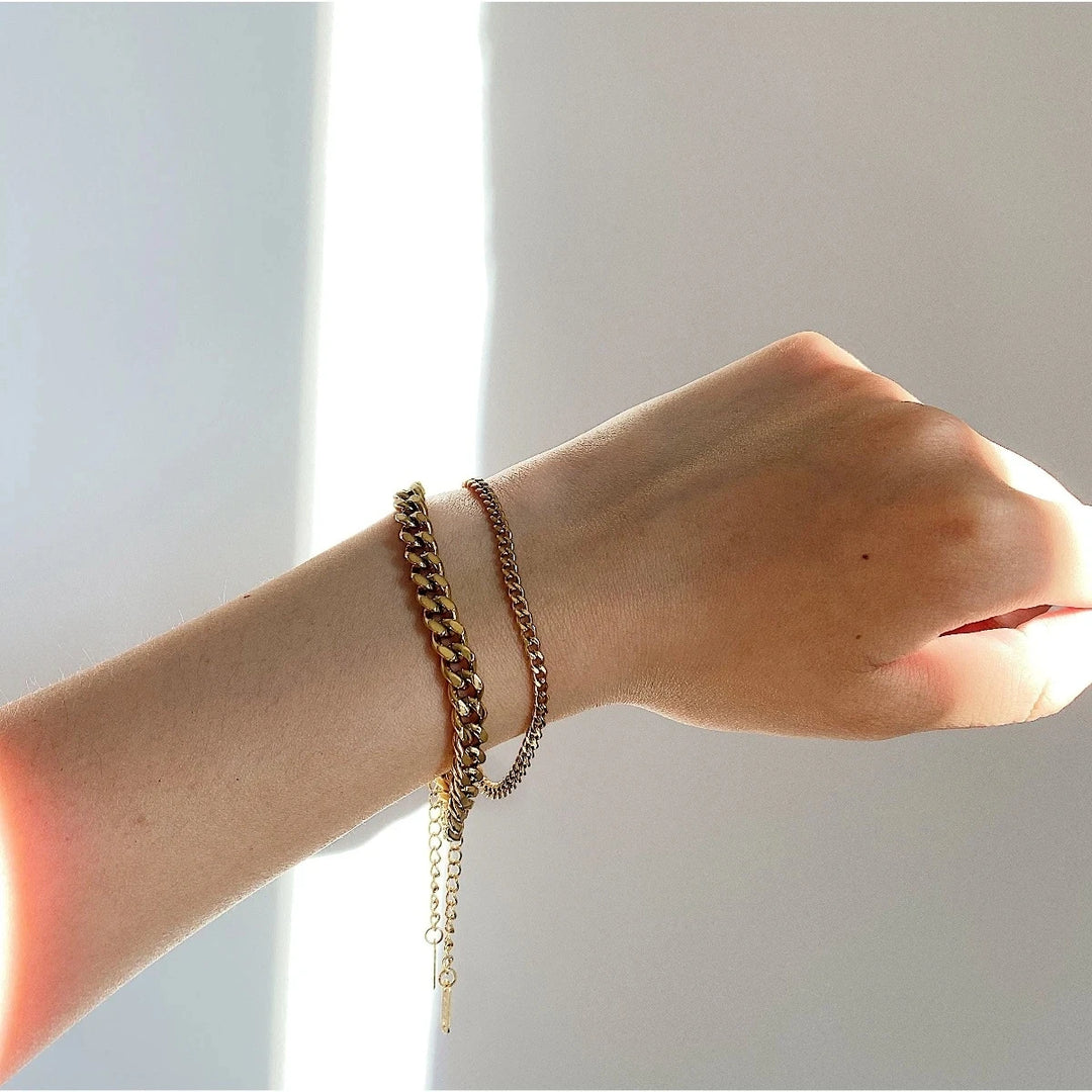 Sophie – Bracciale sottile in oro con pendente discreto.