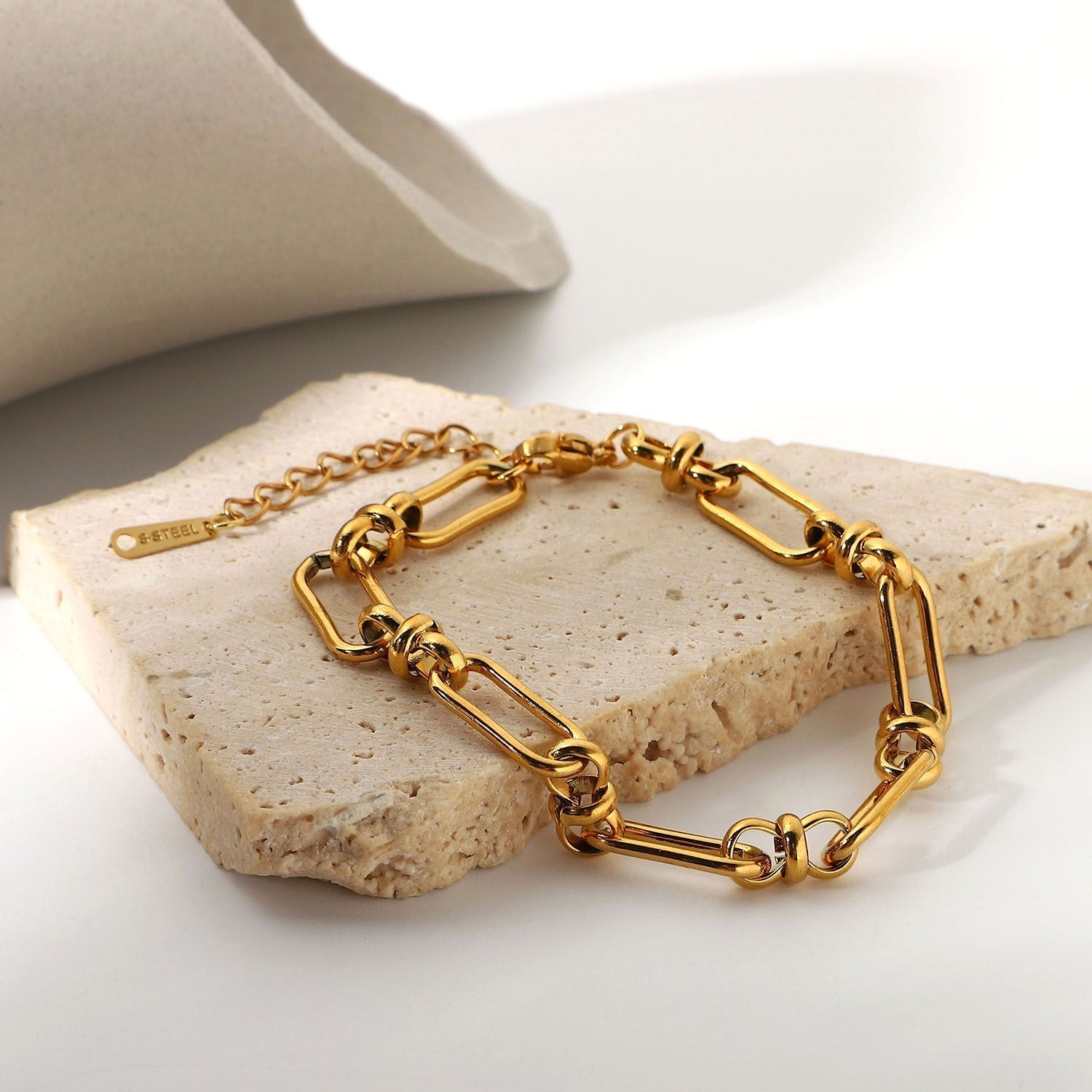 Marisa – Bracciale in oro con una sottile struttura doppia.