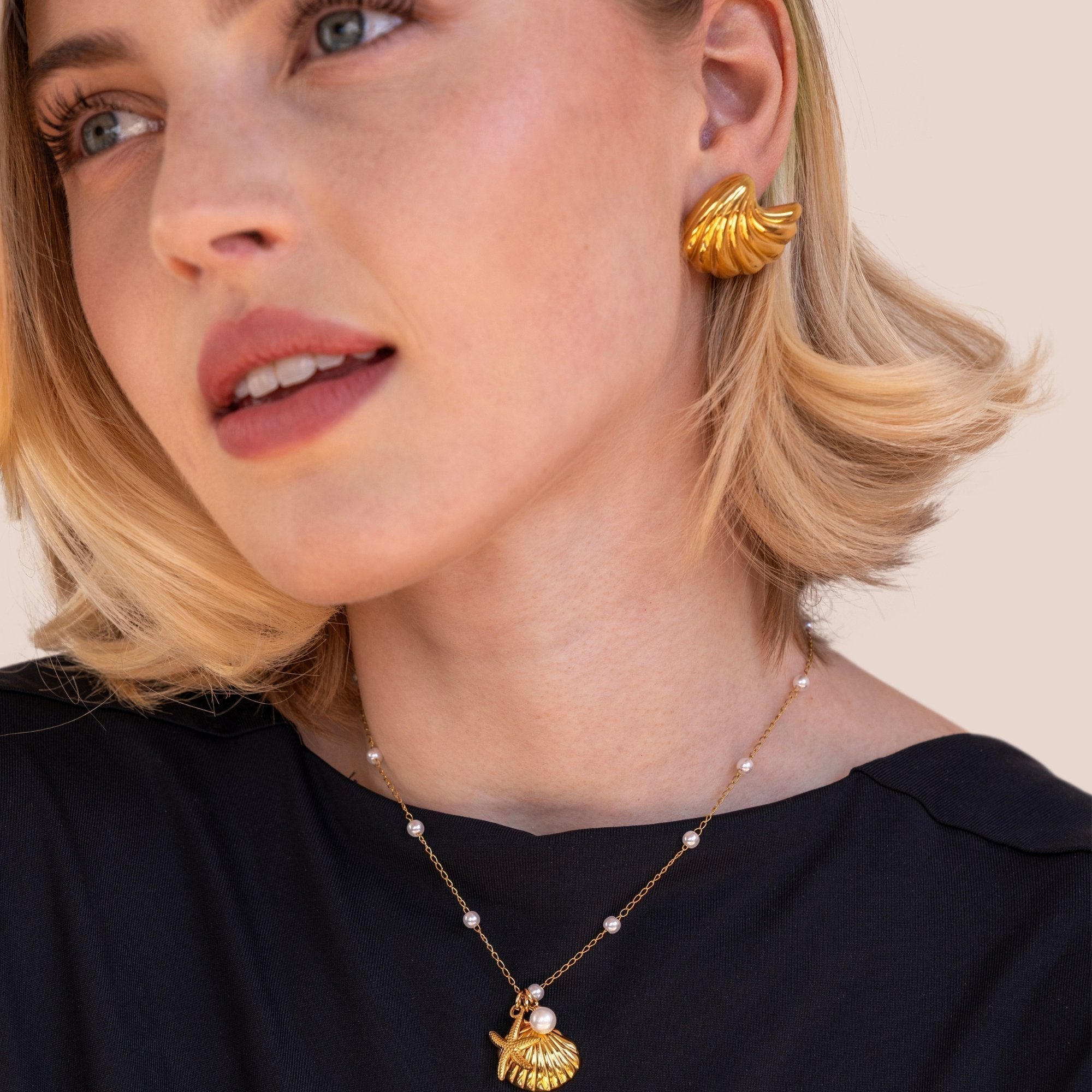 Annelize – Orecchini d'oro a forma di conchiglia.