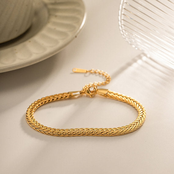 Katerina – Bracciale d'oro sottile con design semplice.