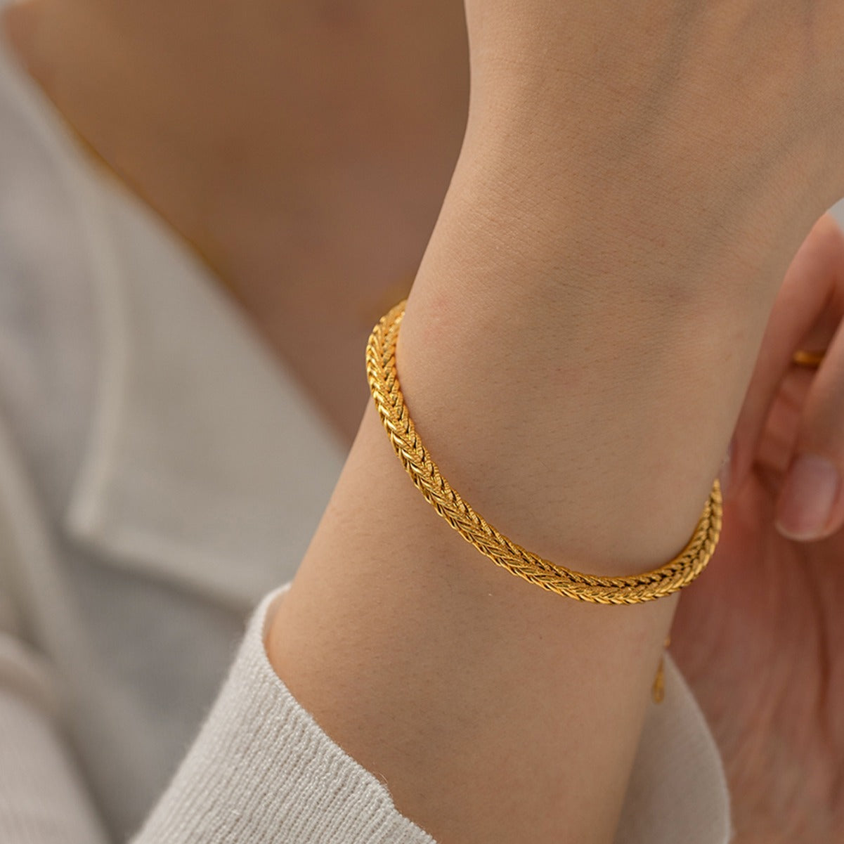 Katerina – Bracciale d'oro sottile con design semplice.