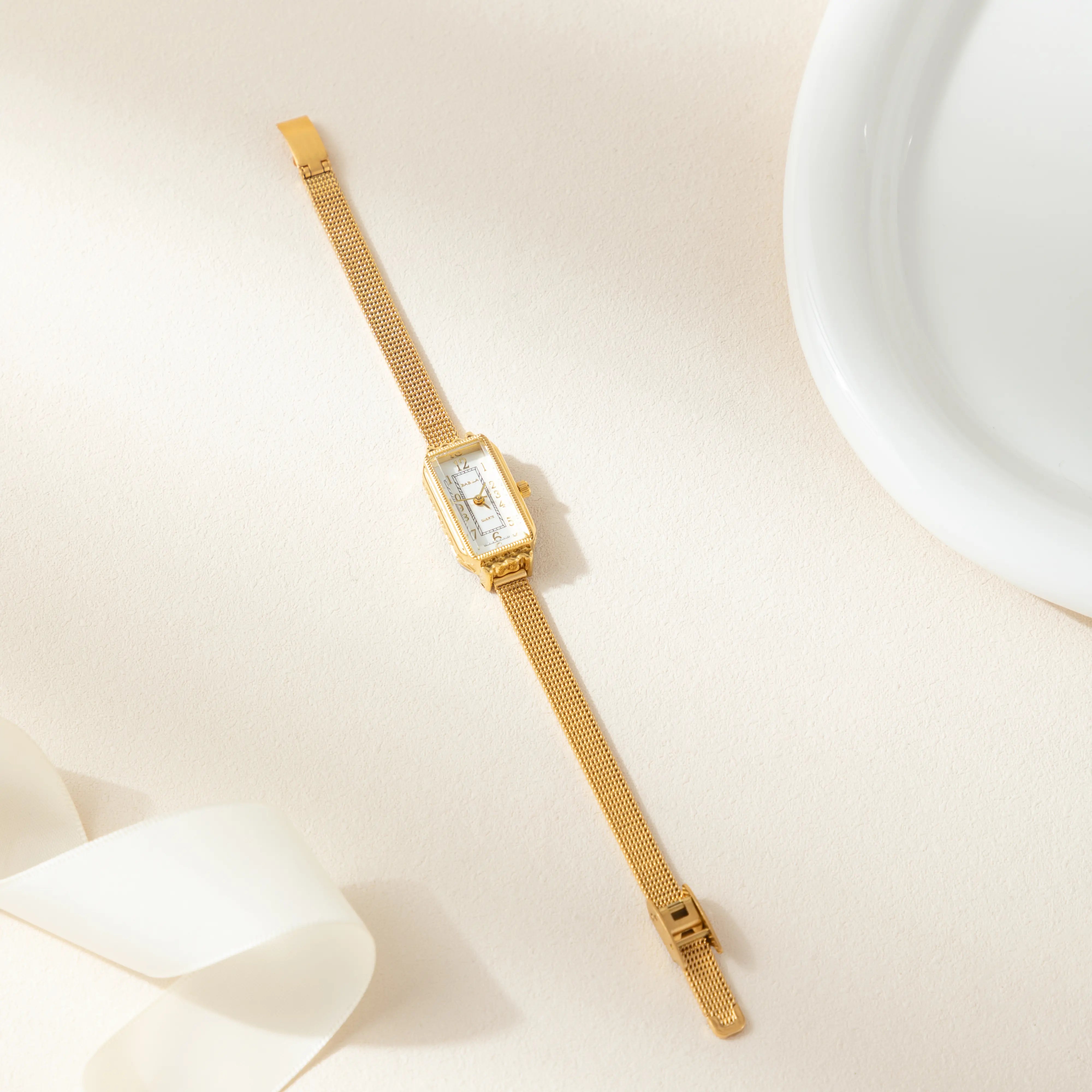 Theoresa – Orologio dorato con quadrante rettangolare.