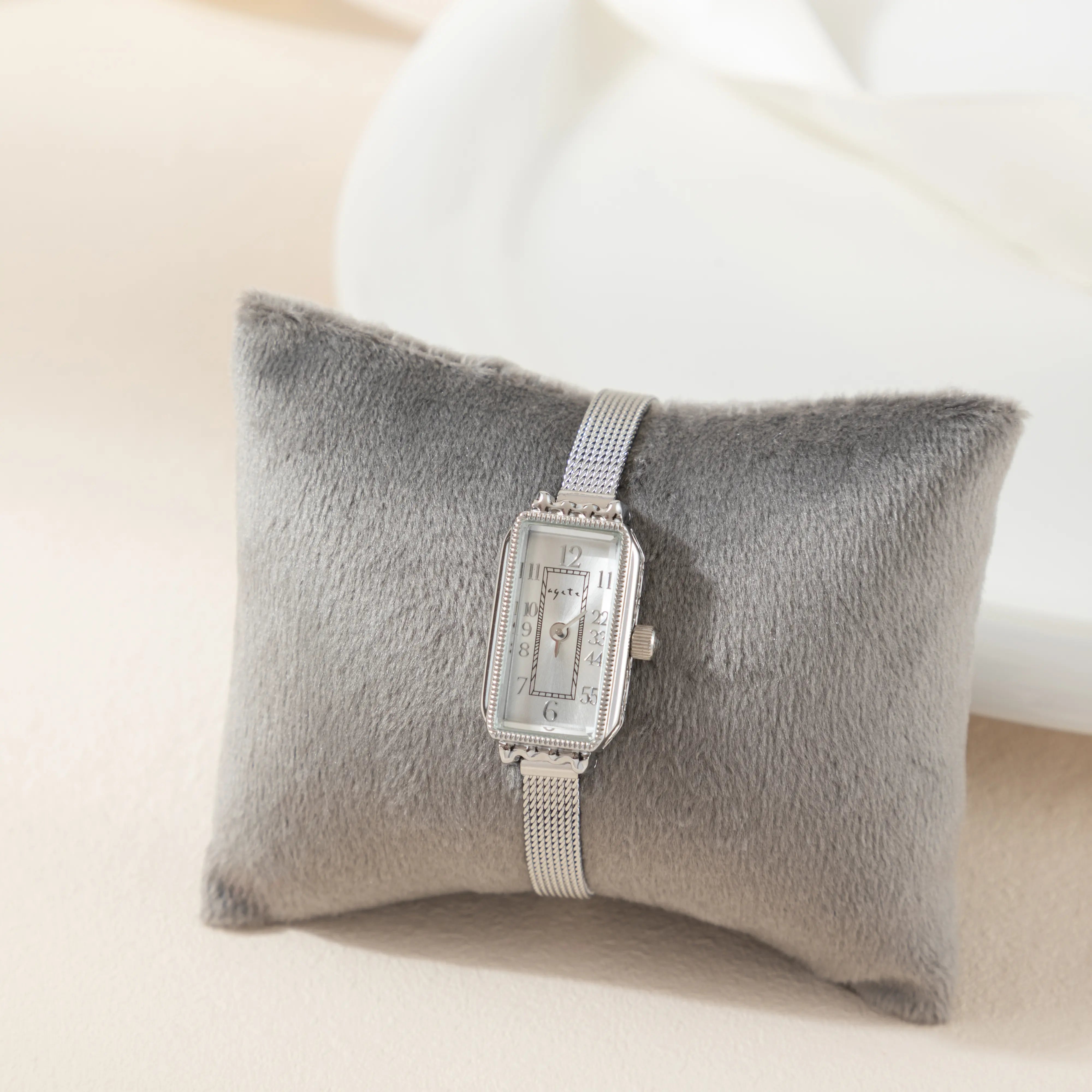 Theoresa – Orologio dorato con quadrante rettangolare.