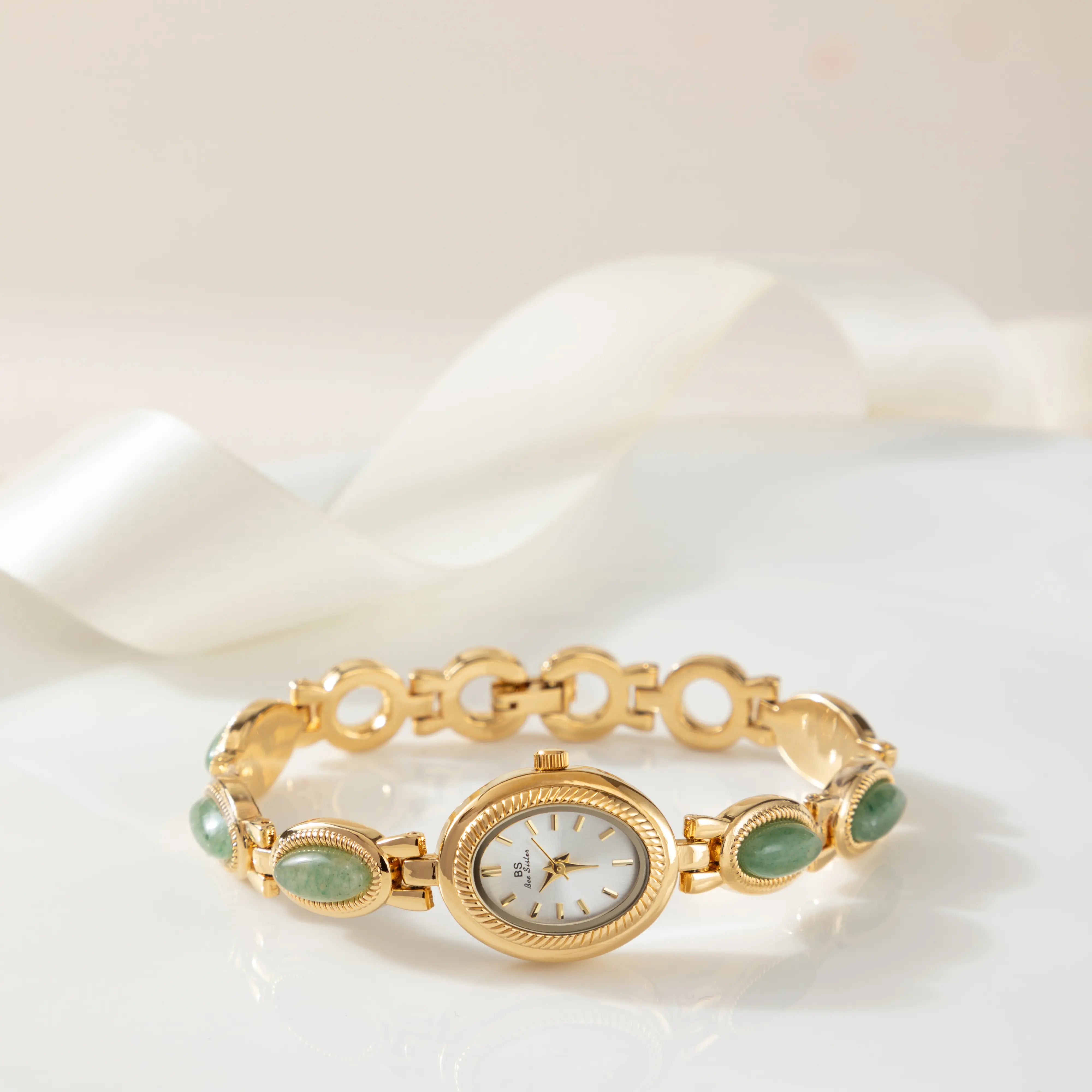 Clara – Orologio dorato con cassa allungata