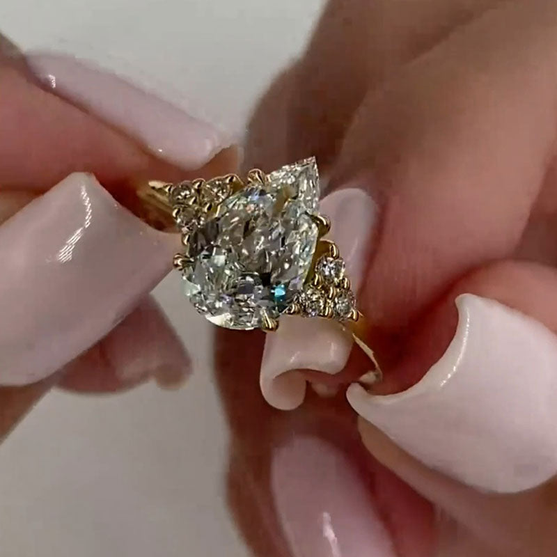 Clarissa – Anello con diamante a forma di goccia con finitura dorata