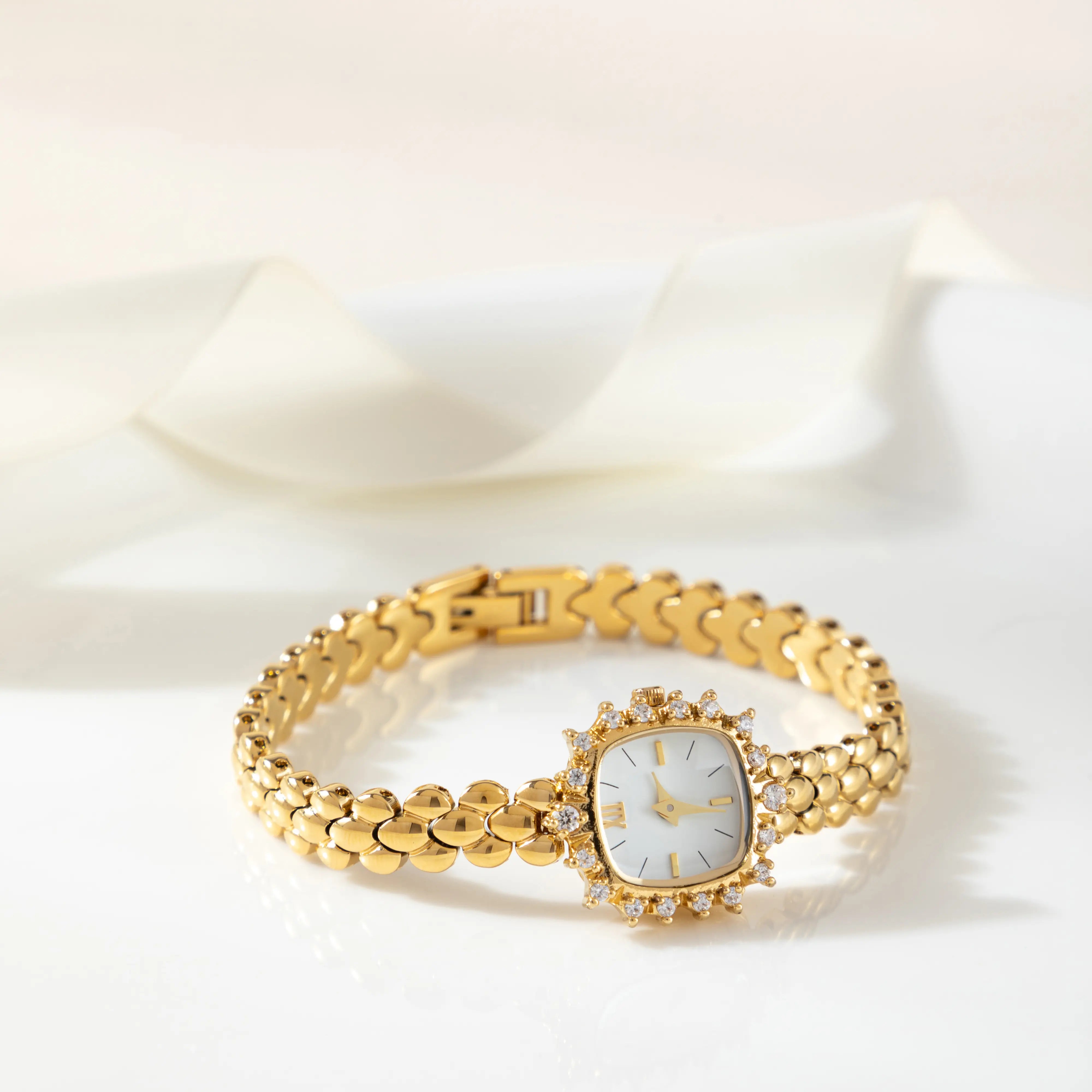 Isabella – Orologio dorato con bracciale a catena.