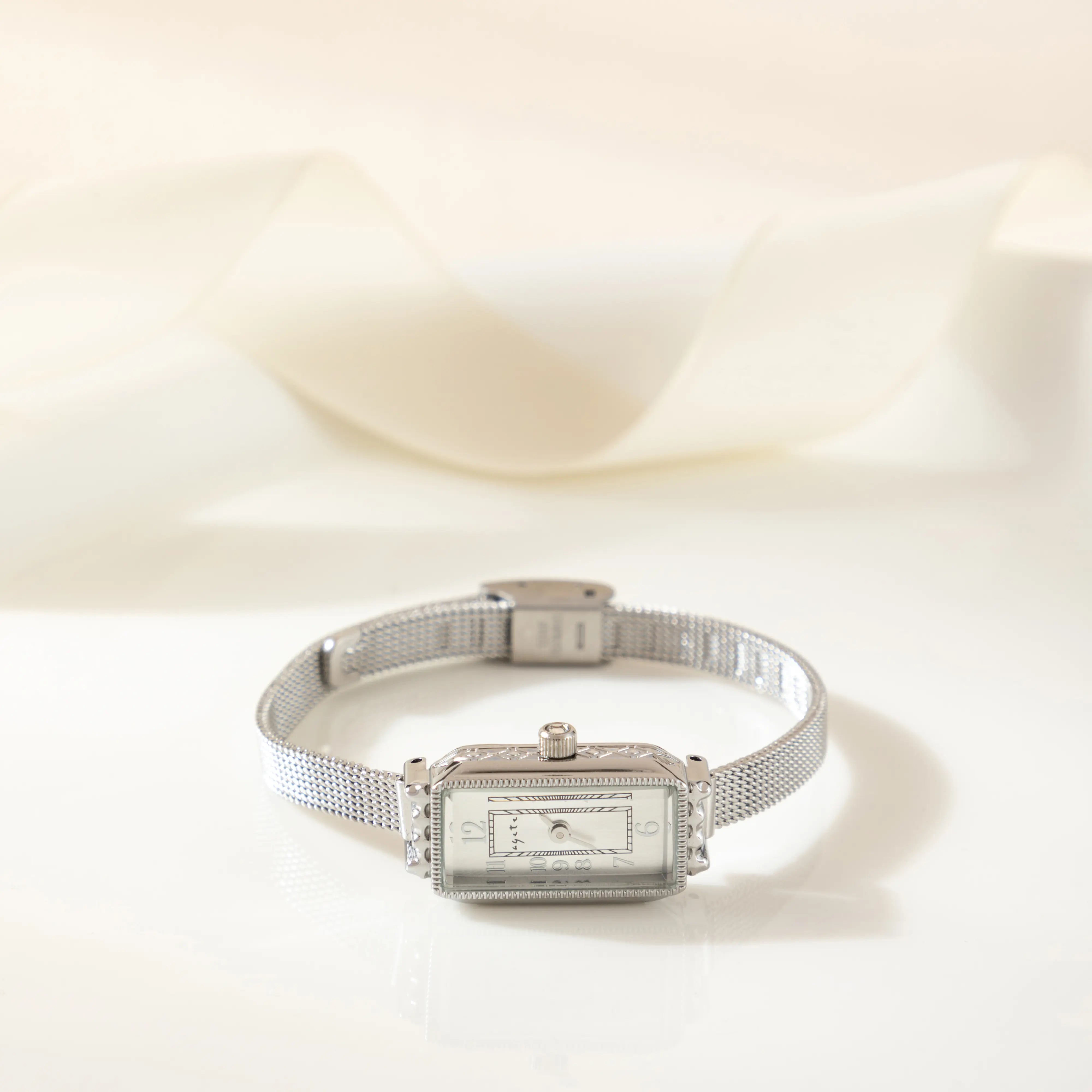 Theoresa – Orologio dorato con quadrante rettangolare.