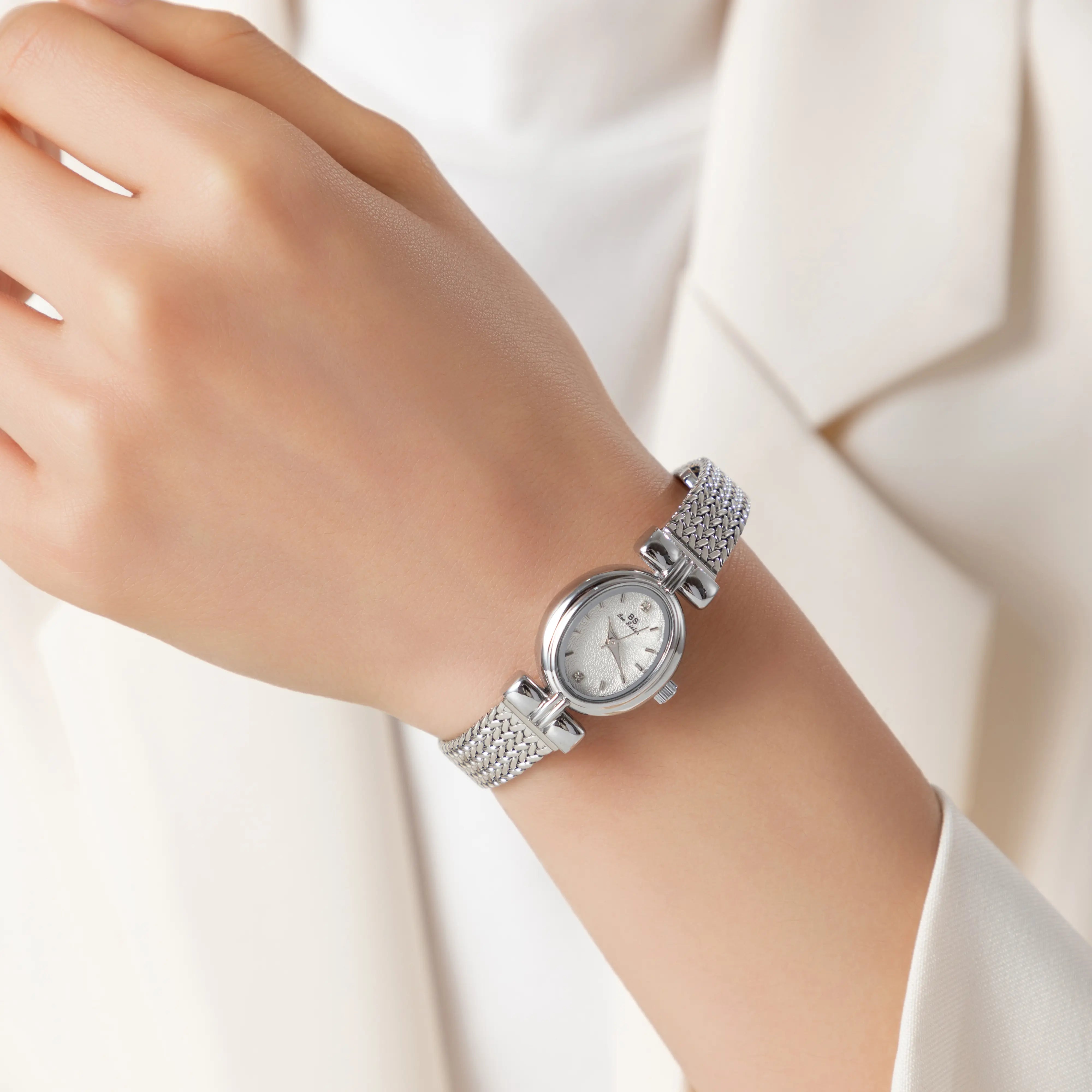 Selina – Orologio dorato con design ovale