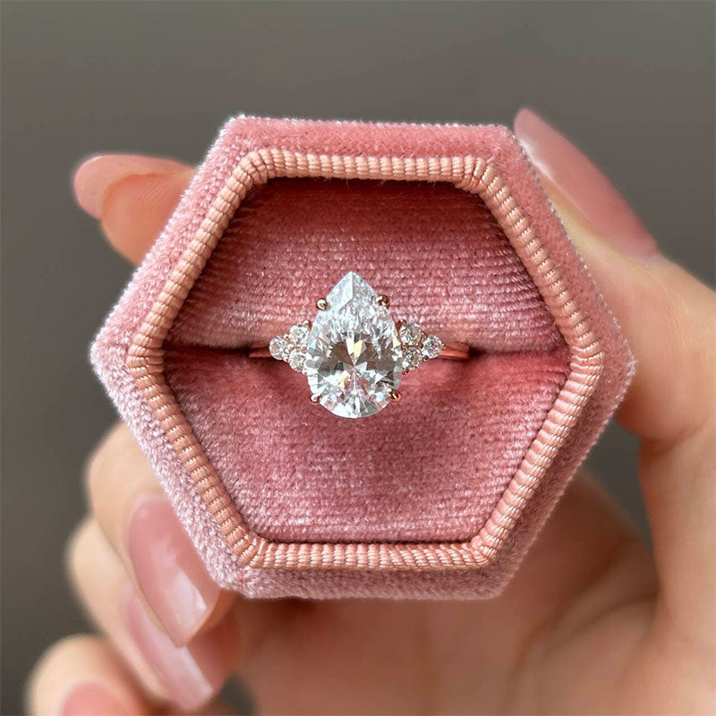 Clarissa – Anello con diamante a forma di goccia con finitura dorata